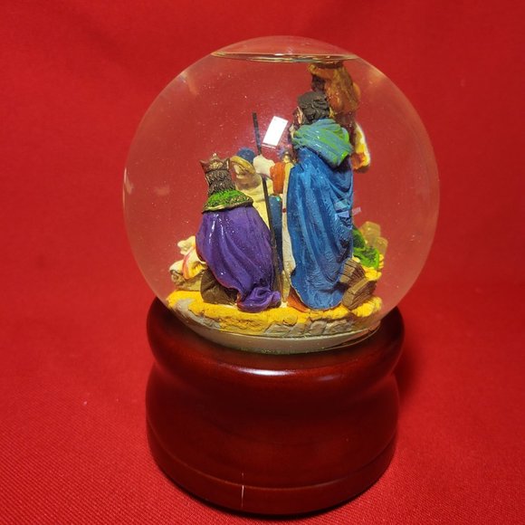 St Nicholas Square Musical Snow Globe Plays Silent Night - Picture 4 of 12